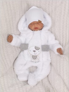 Misiowy kombinezon dla noworodka. Kombinezon z haftem dla niemowlaka. Wiosenny, jesienny, miękki kombinezon dla niemowląt. Biały, ciepły kombinezon niemowlęcy zapinany na dwa zamki.