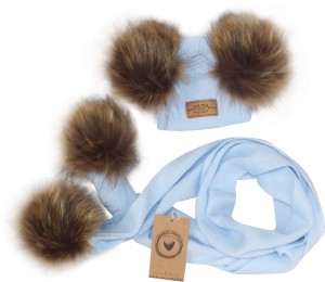 Komplet zimowy dziecięcy z futerkowymi pomponami. 
Niebieska czapka i szalik na zimę dla noworodka. Włóczkowy komplet na zimę z futerkiem.
