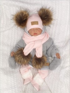 Komplet zimowy dziecięcy z futerkowymi pomponami. 
Różowa czapka i szalik na zimę dla noworodka. Włóczkowy komplet na zimę z futerkiem.