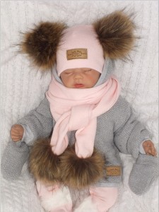 Komplet zimowy dziecięcy z futerkowymi pomponami. 
Różowa czapka i szalik na zimę dla noworodka. Włóczkowy komplet na zimę z futerkiem.