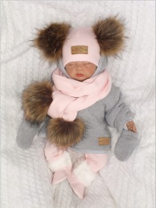 Komplet zimowy dziecięcy z futerkowymi pomponami. 
Różowa czapka i szalik na zimę dla noworodka. Włóczkowy komplet na zimę z futerkiem.