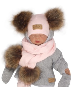 Komplet zimowy dziecięcy z futerkowymi pomponami. 
Różowa czapka i szalik na zimę dla noworodka. Włóczkowy komplet na zimę z futerkiem.