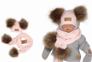 Komplet zimowy dziecięcy z futerkowymi pomponami. 
Różowa czapka i szalik na zimę dla noworodka. Włóczkowy komplet na zimę z futerkiem.