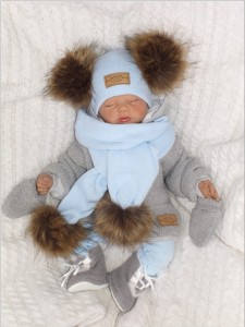 Komplet zimowy dziecięcy z futerkowymi pomponami. 
Niebieska czapka i szalik na zimę dla noworodka. Włóczkowy komplet na zimę z futerkiem.