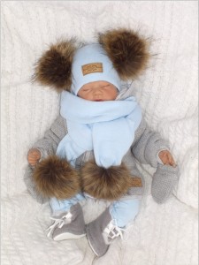 Komplet zimowy dziecięcy z futerkowymi pomponami. 
Niebieska czapka i szalik na zimę dla noworodka. Włóczkowy komplet na zimę z futerkiem.