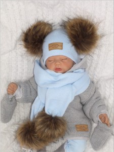 Komplet zimowy dziecięcy z futerkowymi pomponami. 
Niebieska czapka i szalik na zimę dla noworodka. Włóczkowy komplet na zimę z futerkiem.