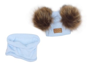 Komplet zimowy dziecięcy z futerkowymi pomponami. Niebieska czapka i szalik na zimę dla noworodka. Włóczkowy komplet na zimę z futerkiem.