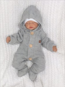 Wyjątkowy kombinezon włóczkowy dla niemowlaka z bucikami. Szary kombinezon z kapturem dla noworodka. Kombinezon niemowlęcy na chłodne dni. Oryginalny prezent dla noworodka.