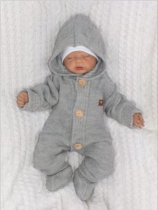 Wyjątkowy kombinezon włóczkowy dla niemowlaka z bucikami. Szary kombinezon z kapturem dla noworodka. Kombinezon niemowlęcy na chłodne dni. Oryginalny prezent dla noworodka.