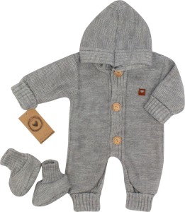 Wyjątkowy kombinezon włóczkowy dla niemowlaka z bucikami. Szary kombinezon z kapturem dla noworodka. Kombinezon niemowlęcy na chłodne dni. Oryginalny prezent dla noworodka.
