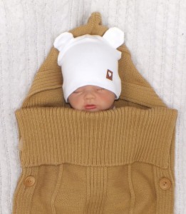 Słomkowy, włóczkowy otulacz dla noworodka. Funkcjonalny otulacz dla niemowlaka z kapturem. Rożek włóczkowy do fotelika samochodowego.