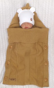 Słomkowy, włóczkowy otulacz dla noworodka. Funkcjonalny otulacz dla niemowlaka z kapturem. Rożek włóczkowy do fotelika samochodowego.