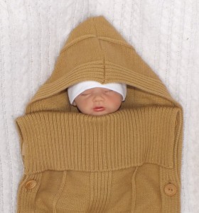 Słomkowy, włóczkowy otulacz dla noworodka. Funkcjonalny otulacz dla niemowlaka z kapturem. Rożek włóczkowy do fotelika samochodowego.