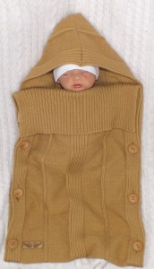 Słomkowy, włóczkowy otulacz dla noworodka. Funkcjonalny otulacz dla niemowlaka z kapturem. Rożek włóczkowy do fotelika samochodowego.