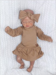 Bodosukienka z długim rękawem dla dziewczynki. Bodosukienka w jednolitym kolorze. Bawełniana bodosukienka w beżowym kolorze.