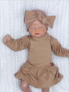 Bodosukienka z długim rękawem dla dziewczynki. Bodosukienka w jednolitym kolorze. Bawełniana bodosukienka w beżowym kolorze.