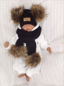 Komplet zimowy dziecięcy z futerkowymi pomponami. Czarna czapka i szalik na zimę dla noworodka. Włóczkowy komplet na zimę z futerkiem.