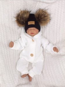 Komplet zimowy dziecięcy z futerkowymi pomponami. Czarna czapka i szalik na zimę dla noworodka. Włóczkowy komplet na zimę z futerkiem.