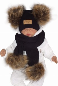 Komplet zimowy dziecięcy z futerkowymi pomponami. Czarna czapka i szalik na zimę dla noworodka. Włóczkowy komplet na zimę z futerkiem.