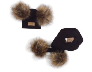 Komplet zimowy dziecięcy z futerkowymi pomponami. Czarna czapka i szalik na zimę dla noworodka. Włóczkowy komplet na zimę z futerkiem.