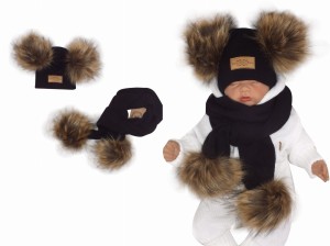 Komplet zimowy dziecięcy z futerkowymi pomponami. Czarna czapka i szalik na zimę dla noworodka. Włóczkowy komplet na zimę z futerkiem.