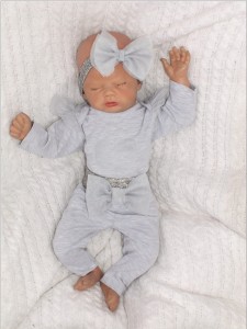 Bawełniany szary komplet dla dziewczynki z legginsami. Idealny zestaw na prezent dla dziewczynki. Zestaw z tiulem i kokardą dla dziewczynki.