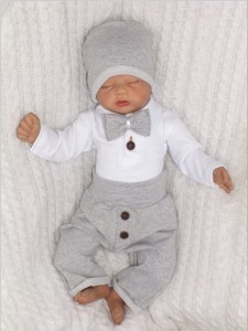 Elegancki, bawełniany komplet chłopięcy. Szary komplet, dresik na chrzest, wesele, uroczystości.  Zestaw spodnie i body z ozdobnymi guzikami, muszka, czapka.