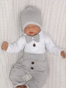 Elegancki, bawełniany komplet chłopięcy. Szary komplet, dresik na chrzest, wesele, uroczystości.  Zestaw spodnie i body z ozdobnymi guzikami, muszka, czapka.
