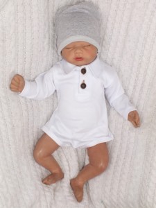 Elegancki, bawełniany komplet chłopięcy. Szary komplet, dresik na chrzest, wesele, uroczystości.  Zestaw spodnie i body z ozdobnymi guzikami, muszka, czapka.