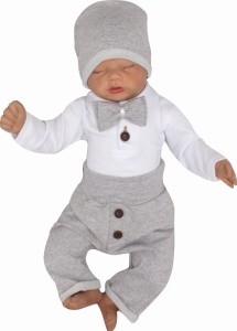Elegancki, bawełniany komplet chłopięcy. Szary komplet, dresik na chrzest, wesele, uroczystości.  Zestaw spodnie i body z ozdobnymi guzikami, muszka, czapka.
