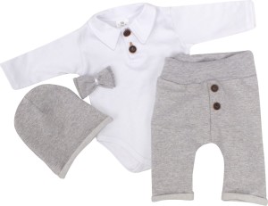Elegancki, bawełniany komplet chłopięcy. Szary komplet, dresik na chrzest, wesele, uroczystości.  Zestaw spodnie i body z ozdobnymi guzikami, muszka, czapka.