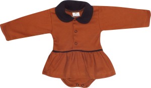 Bawełniana bodosukienka z kołnierzykiem. Bodosukienka z długim rękawem cynamonowo- czarna. Pomysł na niemowlęcy prezent dla dziewczynki.