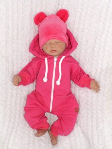 Dresowy bawełniany wiosenny, letni, jesienny kombinezon niemowlęcy. Pajac dla niemowlaka malinowy. Dres dla noworodka