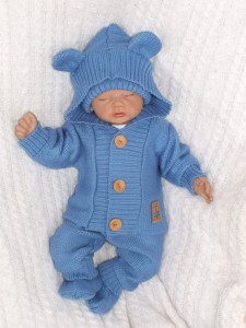 Dres włóczkowy dla noworodka. Zestaw włóczkowy: spodnie, buciki, bluza i czapka dla niemowlaka. Komplet na wyjście ze szpitala dla niemowląt.