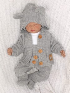 Dres włóczkowy dla noworodka. Zestaw włóczkowy: spodnie, buciki, bluza i czapka dla niemowlaka. Komplet na wyjście ze szpitala dla niemowląt.