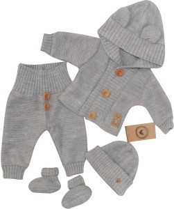 Dres włóczkowy dla noworodka. Zestaw włóczkowy: spodnie, buciki, bluza i czapka dla niemowlaka. Komplet na wyjście ze szpitala dla niemowląt.