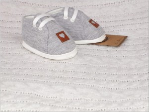 Kombinezon niemowlęcy z czapeczką i bucikami. Szary komplet dla niemowlaka. Pomysł na prezent dla noworodka. Zestaw na wyjście ze szpitala.