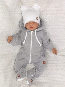Kombinezon niemowlęcy z czapeczką i bucikami. Szary komplet dla niemowlaka. Pomysł na prezent dla noworodka. Zestaw na wyjście ze szpitala.