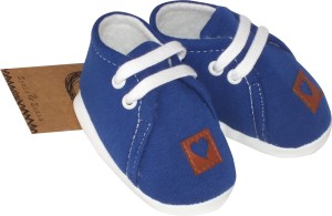 Kombinezon niemowlęcy z czapeczką i bucikami. Szafirowy komplet dla niemowlaka. Pomysł na prezent dla noworodka. Zestaw na wyjście ze szpitala.