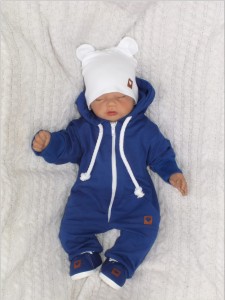 Kombinezon niemowlęcy z czapeczką i bucikami. Szafirowy komplet dla niemowlaka. Pomysł na prezent dla noworodka. Zestaw na wyjście ze szpitala.