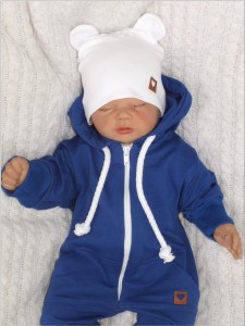 Kombinezon niemowlęcy z czapeczką i bucikami. Szafirowy komplet dla niemowlaka. Pomysł na prezent dla noworodka. Zestaw na wyjście ze szpitala.