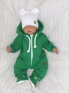 Kombinezon niemowlęcy z czapeczką i bucikami.  Zielony komplet dla niemowlaka. Pomysł na prezent dla noworodka. Zestaw na wyjście ze szpitala.