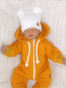 Kombinezon niemowlęcy z czapeczką i bucikami.  Musztardowy komplet dla niemowlaka. Pomysł na prezent dla noworodka. Zestaw na wyjście ze szpitala.