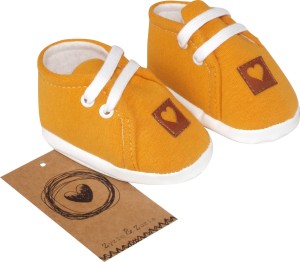 Kombinezon niemowlęcy z czapeczką i bucikami.  Musztardowy komplet dla niemowlaka. Pomysł na prezent dla noworodka. Zestaw na wyjście ze szpitala.