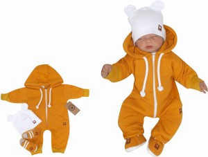 Kombinezon niemowlęcy z czapeczką i bucikami.  Musztardowy komplet dla niemowlaka. Pomysł na prezent dla noworodka. Zestaw na wyjście ze szpitala.