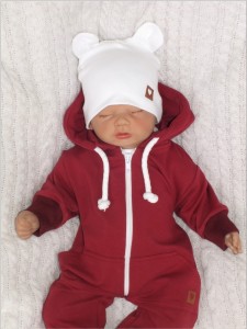 Kombinezon niemowlęcy z czapeczką i bucikami.  Bordowy komplet dla niemowlaka. Pomysł na prezent dla noworodka. Zestaw na wyjście ze szpitala.