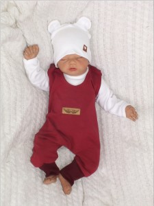 Komplet 2 częściowy dla niemowlaka body +spodnie na szelkach. Bawełniany przyjemny komplet dla niemowlaka koloru bordowego.