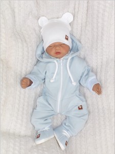 Kombinezon niemowlęcy z czapeczką i bucikami.  Błękitny komplet dla niemowlaka. Pomysł na prezent dla noworodka. Zestaw na wyjście ze szpitala.