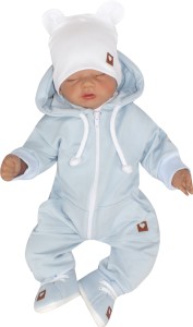 Kombinezon niemowlęcy z czapeczką i bucikami.  Błękitny komplet dla niemowlaka. Pomysł na prezent dla noworodka. Zestaw na wyjście ze szpitala.