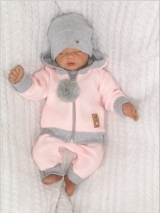 Włóczkowy 4 częściowy dres baggy niemowlęcy .Bardzo wygodny i ciepły .Doskonały na prezent dla noworodka .Kolor różowo - szary.